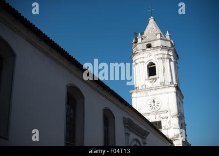 PANAMA-STADT, Panama – der Uhrenturm der Catedral Metropolitana, die Vertiefungen im oberen Teil sind Austernschalen, die mit Perlmutt verziert sind. Auf der westlichen Seite der Plaza de la Independencia (oder Plaza Mayor) gelegen, wurde die Catedral Metropolitana zwischen 1688 und 1796 erbaut. Sie ist eine der größten Kathedralen Mittelamerikas und wurde vor der großen Restaurierung im Jahr 2003 sehr vernachlässigt. Stockfoto