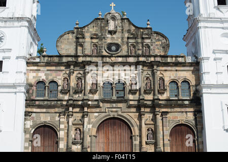 PANAMA-STADT, Panama — die Catedral Metropolitana wurde zwischen 1688 und 1796 auf der westlichen Seite der Plaza de la Independencia (oder Plaza Mayor) erbaut. Sie ist eine der größten Kathedralen Mittelamerikas und wurde vor der großen Restaurierung im Jahr 2003 sehr vernachlässigt. Stockfoto