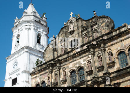 PANAMA-STADT, Panama — die Catedral Metropolitana wurde zwischen 1688 und 1796 auf der westlichen Seite der Plaza de la Independencia (oder Plaza Mayor) erbaut. Sie ist eine der größten Kathedralen Mittelamerikas und wurde vor der großen Restaurierung im Jahr 2003 sehr vernachlässigt. Stockfoto