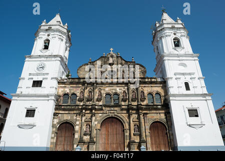 PANAMA-STADT, Panama — die Catedral Metropolitana wurde zwischen 1688 und 1796 auf der westlichen Seite der Plaza de la Independencia (oder Plaza Mayor) erbaut. Sie ist eine der größten Kathedralen Mittelamerikas und wurde vor der großen Restaurierung im Jahr 2003 sehr vernachlässigt. Stockfoto