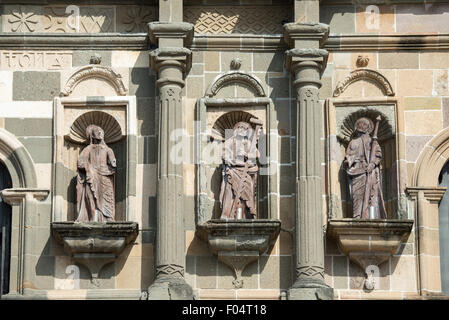 PANAMA-STADT, Panama — geschnitzte Holzstatuen auf der Vorderseite der Catedral Metropolitana in Casco Viejo in Panama-Stadt. Auf der westlichen Seite der Plaza de la Independencia (oder Plaza Mayor) gelegen, wurde die Catedral Metropolitana zwischen 1688 und 1796 erbaut. Sie ist eine der größten Kathedralen Mittelamerikas und wurde vor der großen Restaurierung im Jahr 2003 sehr vernachlässigt. Stockfoto