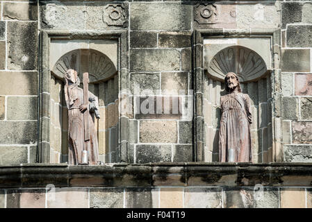 PANAMA-STADT, Panama — geschnitzte Holzstatuen auf der Vorderseite der Catedral Metropolitana in Casco Viejo in Panama-Stadt. Auf der westlichen Seite der Plaza de la Independencia (oder Plaza Mayor) gelegen, wurde die Catedral Metropolitana zwischen 1688 und 1796 erbaut. Sie ist eine der größten Kathedralen Mittelamerikas und wurde vor der großen Restaurierung im Jahr 2003 sehr vernachlässigt. Stockfoto