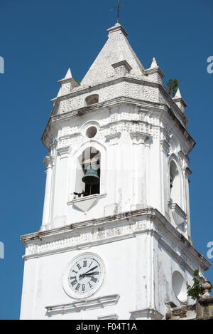 PANAMA-STADT, Panama — die Catedral Metropolitana wurde zwischen 1688 und 1796 auf der westlichen Seite der Plaza de la Independencia (oder Plaza Mayor) erbaut. Sie ist eine der größten Kathedralen Mittelamerikas und wurde vor der großen Restaurierung im Jahr 2003 sehr vernachlässigt. Stockfoto