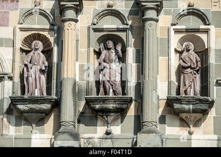 PANAMA-STADT, Panama — geschnitzte Holzstatuen auf der Vorderseite der Catedral Metropolitana in Casco Viejo in Panama-Stadt. Auf der westlichen Seite der Plaza de la Independencia (oder Plaza Mayor) gelegen, wurde die Catedral Metropolitana zwischen 1688 und 1796 erbaut. Sie ist eine der größten Kathedralen Mittelamerikas und wurde vor der großen Restaurierung im Jahr 2003 sehr vernachlässigt. Stockfoto