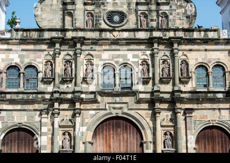 PANAMA-STADT, Panama — die Catedral Metropolitana wurde zwischen 1688 und 1796 auf der westlichen Seite der Plaza de la Independencia (oder Plaza Mayor) erbaut. Sie ist eine der größten Kathedralen Mittelamerikas und wurde vor der großen Restaurierung im Jahr 2003 sehr vernachlässigt. Stockfoto