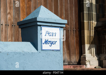 PANAMA-STADT, Panama – Ein Schild für Plaza Mayor an den vorderen Stufen der Catedral Metropolitana. Auf der westlichen Seite der Plaza de la Independencia (oder Plaza Mayor) gelegen, wurde die Catedral Metropolitana zwischen 1688 und 1796 erbaut. Sie ist eine der größten Kathedralen Mittelamerikas und wurde vor der großen Restaurierung im Jahr 2003 sehr vernachlässigt. Stockfoto