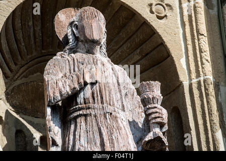 PANAMA-STADT, Panama — geschnitzte Holzstatuen auf der Vorderseite der Catedral Metropolitana in Casco Viejo in Panama-Stadt. Auf der westlichen Seite der Plaza de la Independencia (oder Plaza Mayor) gelegen, wurde die Catedral Metropolitana zwischen 1688 und 1796 erbaut. Sie ist eine der größten Kathedralen Mittelamerikas und wurde vor der großen Restaurierung im Jahr 2003 sehr vernachlässigt. Stockfoto