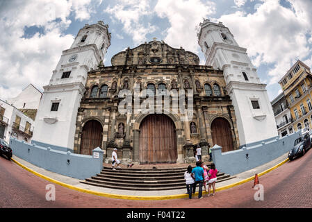 PANAMA STADT, Panama — die Kirche wurde 1688 gegründet und 1796 geweiht. Es wurde von Militäringenieuren entworfen und einige der alten Steinfassaden verwendeten Originalmaterialien aus den Ruinen von Old Panama. Es wurde 2003 renoviert. Stockfoto