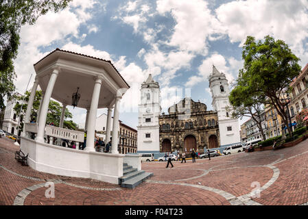 PANAMA STADT, Panama — die Kirche wurde 1688 gegründet und 1796 geweiht. Es wurde von Militäringenieuren entworfen und einige der alten Steinfassaden verwendeten Originalmaterialien aus den Ruinen von Old Panama. Es wurde 2003 renoviert. Stockfoto