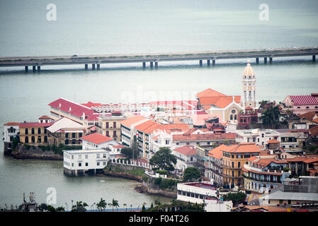 PANAMA CITY, Panama — der umstrittene Küstenbeltway (Cinta Costera III), der um den historischen Bezirk Casco Viejo in Panama City verläuft, von der Spitze des Ancon Hill aus gesehen. Ancon Hill ist nur 654 Meter hoch, bietet aber einen beeindruckenden Blick auf die neuen und alten Teile von Panama City. Mit Blick auf den Pazifik und den Eingang zum Panamakanal war das Gebiet historisch der Ort, an dem die Verwaltung des Panamakanals angesiedelt war und heute eine Mischung aus gehobenen Wohnhäusern und Regierungsabteilungen hat. Stockfoto