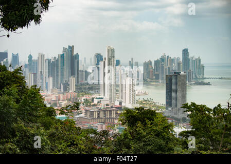 PANAMA CITY, Panama – die Wolkenkratzer der neuen Skyline von Panama City als Samenkorn von der Spitze des Ancon Hill. Ancon Hill ist nur 654 Meter hoch, bietet aber einen beeindruckenden Blick auf die neuen und alten Teile von Panama City. Mit Blick auf den Pazifik und den Eingang zum Panamakanal war das Gebiet historisch der Ort, an dem die Verwaltung des Panamakanals angesiedelt war und heute eine Mischung aus gehobenen Wohnhäusern und Regierungsabteilungen hat. Stockfoto