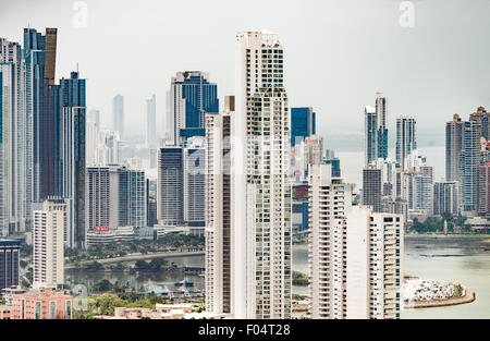 PANAMA CITY, Panama – die Wolkenkratzer der neuen Skyline von Panama City als Samenkorn von der Spitze des Ancon Hill. Ancon Hill ist nur 654 Meter hoch, bietet aber einen beeindruckenden Blick auf die neuen und alten Teile von Panama City. Mit Blick auf den Pazifik und den Eingang zum Panamakanal war das Gebiet historisch der Ort, an dem die Verwaltung des Panamakanals angesiedelt war und heute eine Mischung aus gehobenen Wohnhäusern und Regierungsabteilungen hat. Stockfoto