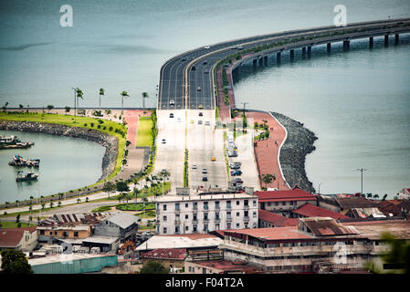 PANAMA CITY, Panama – das nördliche Ende des umstrittenen Küstenbeltway, der Casco Viejo umgibt, von der Spitze des Ancon Hill aus gesehen. Ancon Hill ist nur 654 Meter hoch, bietet aber einen beeindruckenden Blick auf die neuen und alten Teile von Panama City. Mit Blick auf den Pazifik und den Eingang zum Panamakanal war das Gebiet historisch der Ort, an dem die Verwaltung des Panamakanals angesiedelt war und heute eine Mischung aus gehobenen Wohnhäusern und Regierungsabteilungen hat. Stockfoto