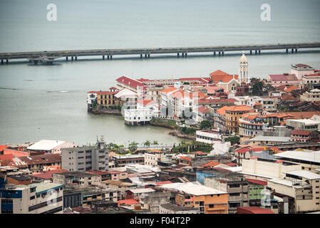 PANAMA CITY, Panama — der umstrittene Küstenbeltway (Cinta Costera III), der um den historischen Bezirk Casco Viejo in Panama City verläuft, von der Spitze des Ancon Hill aus gesehen. Ancon Hill ist nur 654 Meter hoch, bietet aber einen beeindruckenden Blick auf die neuen und alten Teile von Panama City. Mit Blick auf den Pazifik und den Eingang zum Panamakanal war das Gebiet historisch der Ort, an dem die Verwaltung des Panamakanals angesiedelt war und heute eine Mischung aus gehobenen Wohnhäusern und Regierungsabteilungen hat. Stockfoto