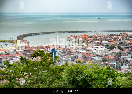 PANAMA CITY, Panama — der umstrittene Küstenbeltway (Cinta Costera III), der um den historischen Bezirk Casco Viejo in Panama City verläuft, von der Spitze des Ancon Hill aus gesehen. Ancon Hill ist nur 654 Meter hoch, bietet aber einen beeindruckenden Blick auf die neuen und alten Teile von Panama City. Mit Blick auf den Pazifik und den Eingang zum Panamakanal war das Gebiet historisch der Ort, an dem die Verwaltung des Panamakanals angesiedelt war und heute eine Mischung aus gehobenen Wohnhäusern und Regierungsabteilungen hat. Stockfoto