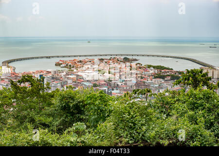 PANAMA CITY, Panama — der umstrittene Küstenbeltway (Cinta Costera III), der um den historischen Bezirk Casco Viejo in Panama City verläuft, von der Spitze des Ancon Hill aus gesehen. Ancon Hill ist nur 654 Meter hoch, bietet aber einen beeindruckenden Blick auf die neuen und alten Teile von Panama City. Mit Blick auf den Pazifik und den Eingang zum Panamakanal war das Gebiet historisch der Ort, an dem die Verwaltung des Panamakanals angesiedelt war und heute eine Mischung aus gehobenen Wohnhäusern und Regierungsabteilungen hat. Stockfoto