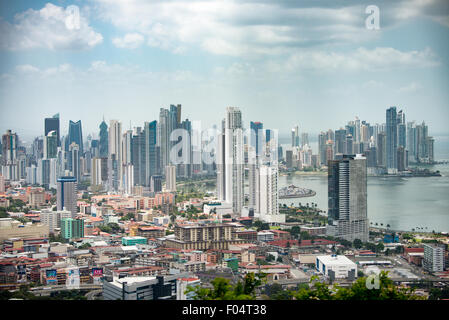 PANAMA CITY, Panama – die Wolkenkratzer der neuen Skyline von Panama City als Samenkorn von der Spitze des Ancon Hill. Ancon Hill ist nur 654 Meter hoch, bietet aber einen beeindruckenden Blick auf die neuen und alten Teile von Panama City. Mit Blick auf den Pazifik und den Eingang zum Panamakanal war das Gebiet historisch der Ort, an dem die Verwaltung des Panamakanals angesiedelt war und heute eine Mischung aus gehobenen Wohnhäusern und Regierungsabteilungen hat. Stockfoto