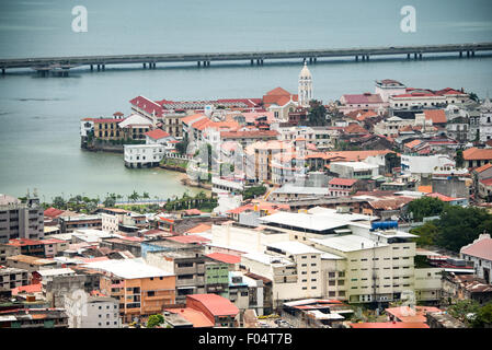 PANAMA CITY, Panama — der umstrittene Küstenbeltway (Cinta Costera III), der um den historischen Bezirk Casco Viejo in Panama City verläuft, von der Spitze des Ancon Hill aus gesehen. Ancon Hill ist nur 654 Meter hoch, bietet aber einen beeindruckenden Blick auf die neuen und alten Teile von Panama City. Mit Blick auf den Pazifik und den Eingang zum Panamakanal war das Gebiet historisch der Ort, an dem die Verwaltung des Panamakanals angesiedelt war und heute eine Mischung aus gehobenen Wohnhäusern und Regierungsabteilungen hat. Stockfoto