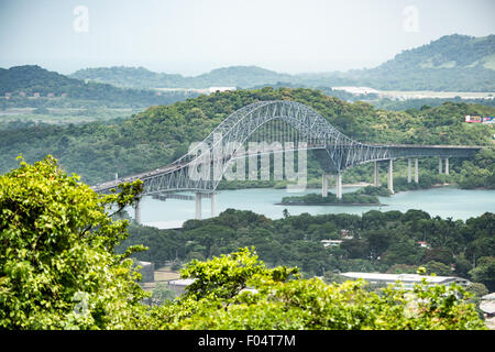 PANAMA-STADT, Panama – Blick auf die Brücke des Amerikas, die den Panamakanal überspannt, von der Spitze des Ancon Hill. Ancon Hill ist nur 654 Meter hoch, bietet aber einen beeindruckenden Blick auf die neuen und alten Teile von Panama City. Mit Blick auf den Pazifik und den Eingang zum Panamakanal war das Gebiet historisch der Ort, an dem die Verwaltung des Panamakanals angesiedelt war und heute eine Mischung aus gehobenen Wohnhäusern und Regierungsabteilungen hat. Stockfoto