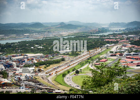 PANAMA-STADT, Panama – Ein Blick über den Hafen von Balboa und den Eingang des Panamakanals von der Spitze des Ancon Hill. Ancon Hill ist nur 654 Meter hoch, bietet aber einen beeindruckenden Blick auf die neuen und alten Teile von Panama City. Mit Blick auf den Pazifik und den Eingang zum Panamakanal war das Gebiet historisch der Ort, an dem die Verwaltung des Panamakanals angesiedelt war und heute eine Mischung aus gehobenen Wohnhäusern und Regierungsabteilungen hat. Stockfoto