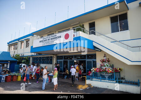 PANAMA-STADT, Panama – das Hauptgebäude des Mercado de Mariscos (Meeresfrüchte-Markt) befindet sich an der Uferpromenade neben Casco Viejo. In diesem 1995 erbauten Betonbau befindet sich der wichtigste Handelsbetrieb von Panama City für Fisch und Meeresfrüchte. Die Anlage kombiniert Innenmärkte für frische Fischverkäufer mit einem Außenbereich mit Fischrestaurants. Stockfoto