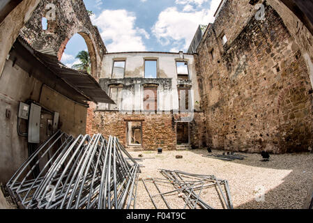 PANAMA-STADT, Panama – die verwitterten Ruinen von Iglesia de la Compañía de Jesús stehen inmitten der restaurierten Gebäude von Casco Viejo. Diese ehemalige Jesuitenkirche mit ihren zerbröckelnden Mauern und Bögen, die zum Himmel hin offen sind, bildet einen starken Kontrast zu den renovierten Kolonialbauten im historischen Viertel von Panama City. Stockfoto