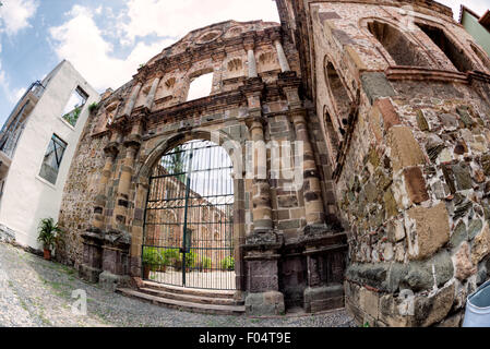 PANAMA-STADT, Panama – die verwitterten Ruinen von Iglesia de la Compañía de Jesús stehen inmitten der restaurierten Gebäude von Casco Viejo. Diese ehemalige Jesuitenkirche mit ihren zerbröckelnden Mauern und Bögen, die zum Himmel hin offen sind, bildet einen starken Kontrast zu den renovierten Kolonialbauten im historischen Viertel von Panama City. Stockfoto