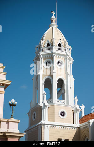 Iglesia San Francisco de Asis Renovierung Panama-Stadt Panama // PANAMA-STADT PANAMA — Iglesia San Francisco de Asis, eine historische Kirche gegenüber der Plaza Bolivar in Casco Viejo, wird renoviert. Dieses koloniale Wahrzeichen, das Mitte der 1700er Jahre zweimal durch einen Brand zerstört wurde, steht gegenüber dem Nationaltheater am Ufer und verkörpert die anhaltenden Bemühungen von Panama City, sein architektonisches Erbe zu bewahren. Stockfoto