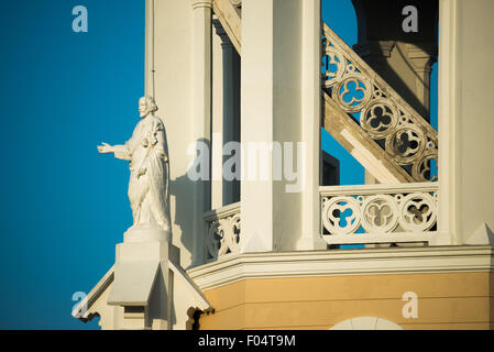 Iglesia San Francisco de Asis Renovierung Panama-Stadt Panama // PANAMA-STADT PANAMA — Iglesia San Francisco de Asis, eine historische Kirche gegenüber der Plaza Bolivar in Casco Viejo, wird renoviert. Dieses koloniale Wahrzeichen, das Mitte der 1700er Jahre zweimal durch einen Brand zerstört wurde, steht gegenüber dem Nationaltheater am Ufer und verkörpert die anhaltenden Bemühungen von Panama City, sein architektonisches Erbe zu bewahren. Stockfoto