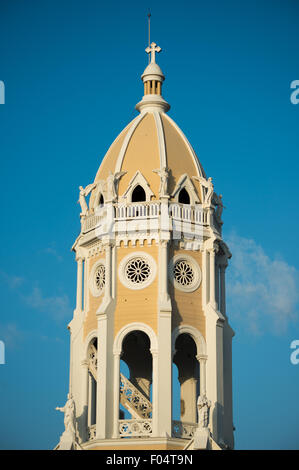 Iglesia San Francisco de Asis Renovierung Panama-Stadt Panama // PANAMA-STADT PANAMA — Iglesia San Francisco de Asis, eine historische Kirche gegenüber der Plaza Bolivar in Casco Viejo, wird renoviert. Dieses koloniale Wahrzeichen, das Mitte der 1700er Jahre zweimal durch einen Brand zerstört wurde, steht gegenüber dem Nationaltheater am Ufer und verkörpert die anhaltenden Bemühungen von Panama City, sein architektonisches Erbe zu bewahren. Stockfoto