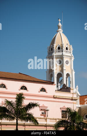 Iglesia San Francisco de Asis Renovierung Panama-Stadt Panama // PANAMA-STADT PANAMA — Iglesia San Francisco de Asis, eine historische Kirche gegenüber der Plaza Bolivar in Casco Viejo, wird renoviert. Dieses koloniale Wahrzeichen, das Mitte der 1700er Jahre zweimal durch einen Brand zerstört wurde, steht gegenüber dem Nationaltheater am Ufer und verkörpert die anhaltenden Bemühungen von Panama City, sein architektonisches Erbe zu bewahren. Stockfoto