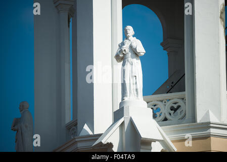 Iglesia San Francisco de Asis Statue Panama-Stadt Panama // PANAMA-STADT PANAMA — Iglesia San Francisco de Asis, eine historische Kirche gegenüber der Plaza Bolivar in Casco Viejo, wird renoviert. Dieses koloniale Wahrzeichen, das Mitte der 1700er Jahre zweimal durch einen Brand zerstört wurde, steht gegenüber dem Nationaltheater am Ufer und verkörpert die anhaltenden Bemühungen von Panama City, sein architektonisches Erbe zu bewahren. Stockfoto