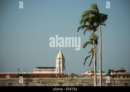 Iglesia San Francisco de Asis Renovierung Panama-Stadt Panama // PANAMA-STADT PANAMA — Iglesia San Francisco de Asis, eine historische Kirche gegenüber der Plaza Bolivar in Casco Viejo, wird renoviert. Dieses koloniale Wahrzeichen, das Mitte der 1700er Jahre zweimal durch einen Brand zerstört wurde, steht gegenüber dem Nationaltheater am Ufer und verkörpert die anhaltenden Bemühungen von Panama City, sein architektonisches Erbe zu bewahren. Stockfoto
