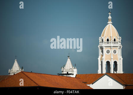 Iglesia San Francisco de Asis Renovierung Panama-Stadt Panama // PANAMA-STADT PANAMA — Iglesia San Francisco de Asis, eine historische Kirche gegenüber der Plaza Bolivar in Casco Viejo, wird renoviert. Dieses koloniale Wahrzeichen, das Mitte der 1700er Jahre zweimal durch einen Brand zerstört wurde, steht gegenüber dem Nationaltheater am Ufer und verkörpert die anhaltenden Bemühungen von Panama City, sein architektonisches Erbe zu bewahren. Stockfoto