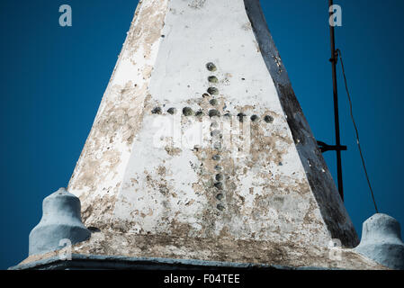 PANAMA-STADT, Panama – der Glockenturm und der Turm von Iglesia San José ragt über dem historischen Casco Viejo-Viertel von Panama City. Der Turm, der während der Kolonialzeit errichtet wurde, ist beispielhaft für die spanische Kolonialarchitektur. Das Gebäude ist ein bedeutendes Beispiel für die Architektur des historischen Kirchturms innerhalb von Panamas UNESCO-Weltkulturerbe. Stockfoto