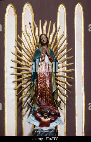 PANAMA-STADT, Panama — La Iglesia de la Merced stammt aus dem Jahr 1680 und befindet sich im Herzen von Casco Viejo, der historischen Altstadt von Panama-Stadt. Das Innere ist üppig mit Statuen und religiöser Kunst dekoriert. Stockfoto