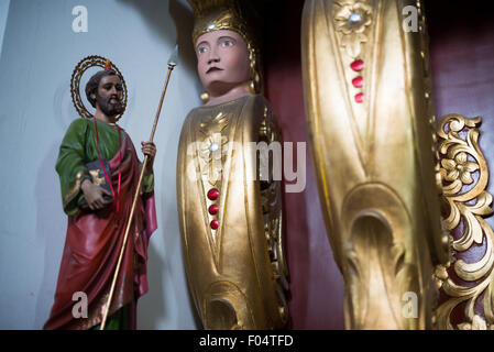 Statue des heiligen Joseph La Iglesia de la Merced Casco Viejo Panama-Stadt Panama | PANAMA-STADT, Panama — Eine Statue des heiligen Joseph ist in der La Iglesia de la Merced (Unserer Lieben Frau der Barmherzigkeit) im historischen Viertel Casco Viejo von Panama-Stadt ausgestellt. Der heilige Joseph, der Ehemann von Maria und irdische Vater von Jesus in der christlichen Tradition, wird als Schutzpatron der Arbeiter, Familien und Väter verehrt. Die Kirche aus der Kolonialzeit ist als „la iglesia de las dos ciudades“ (die Kirche der zwei Städte) bekannt, weil ihre aus Stein gemeißelte Fassade Block für Block von der ursprünglichen Mercedarian-Kirche in P Stockfoto