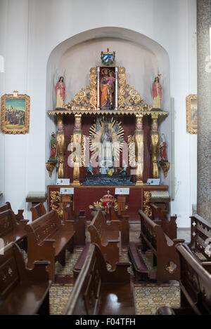 PANAMA-STADT, Panama — La Iglesia de la Merced stammt aus dem Jahr 1680 und befindet sich im Herzen von Casco Viejo, der historischen Altstadt von Panama-Stadt. Das Innere ist üppig mit Statuen und religiöser Kunst dekoriert. Stockfoto