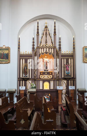 PANAMA-STADT, Panama — La Iglesia de la Merced stammt aus dem Jahr 1680 und befindet sich im Herzen von Casco Viejo, der historischen Altstadt von Panama-Stadt. Das Innere ist üppig mit Statuen und religiöser Kunst dekoriert. Stockfoto