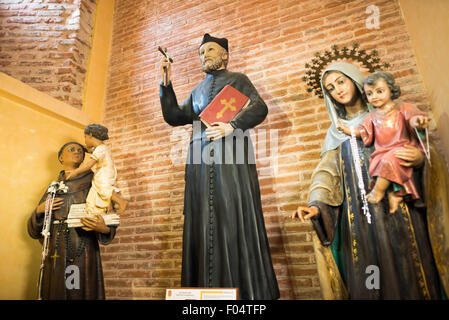 PANAMA-STADT, Panama — La Iglesia de la Merced stammt aus dem Jahr 1680 und befindet sich im Herzen von Casco Viejo, der historischen Altstadt von Panama-Stadt. Das Innere ist üppig mit Statuen und religiöser Kunst dekoriert. Stockfoto