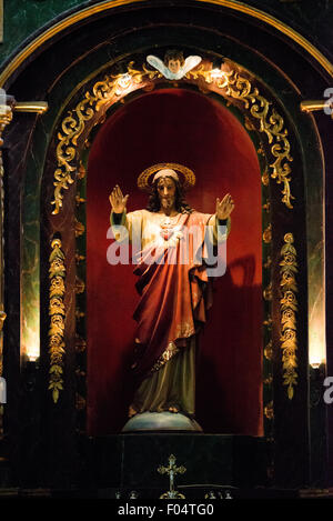 PANAMA-STADT, Panama — La Iglesia de la Merced stammt aus dem Jahr 1680 und befindet sich im Herzen von Casco Viejo, der historischen Altstadt von Panama-Stadt. Das Innere ist üppig mit Statuen und religiöser Kunst dekoriert. Stockfoto