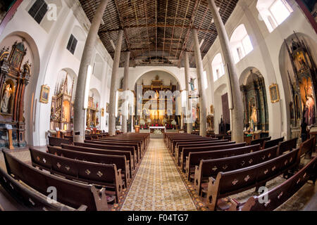 PANAMA-STADT, Panama — La Iglesia de la Merced stammt aus dem Jahr 1680 und befindet sich im Herzen von Casco Viejo, der historischen Altstadt von Panama-Stadt. Das Innere ist üppig mit Statuen und religiöser Kunst dekoriert. Stockfoto