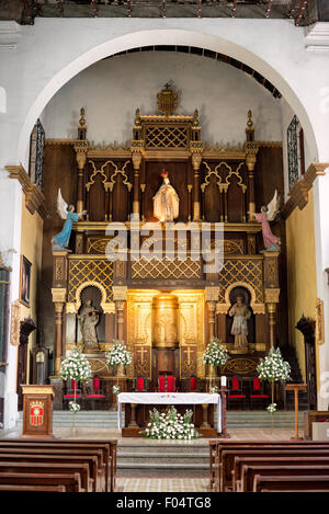 PANAMA-STADT, Panama — La Iglesia de la Merced stammt aus dem Jahr 1680 und befindet sich im Herzen von Casco Viejo, der historischen Altstadt von Panama-Stadt. Das Innere ist üppig mit Statuen und religiöser Kunst dekoriert. Stockfoto