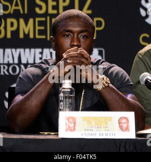 Los Angeles CA. 6. August 2015. USA / zweimalige Weltmeister Andre Berto über hit bevorstehenden Kampf mit zwölf Mal, fünf-Division-Weltmeister Floyd "Money" Mayweather auf einer Pressekonferenz in Los Angeles Donnerstag spricht. Die beiden kämpfen Samstag, 12 September auf SHOWTIME PPV Foto von Gene Blevins/LA DailyNews/ZumaPress Credit: gen Blevins/ZUMA Draht/Alamy Live News Stockfoto