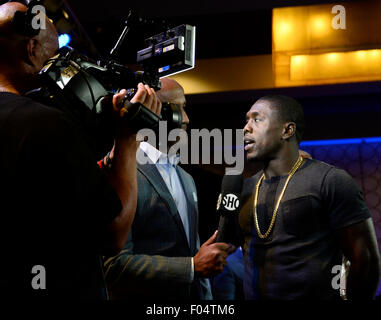 Los Angeles CA. 6. August 2015. USA / zweimalige Weltmeister Andre Berto über hit bevorstehenden Kampf mit zwölf Mal, fünf-Division-Weltmeister Floyd "Money" Mayweather auf einer Pressekonferenz in Los Angeles Donnerstag spricht. Die beiden kämpfen Samstag, 12 September auf SHOWTIME PPV Foto von Gene Blevins/LA DailyNews/ZumaPress Credit: gen Blevins/ZUMA Draht/Alamy Live News Stockfoto