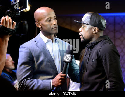 Los Angeles CA. 6. August 2015. USA / zwölf Mal, fünf-Division Welt Champion Floyd "Money" Mayweather Gespräche über bevorstehenden Kampf mit getroffen und zweifache Weltmeister Andre Berto auf einer Pressekonferenz in Los Angeles Donnerstag. Die beiden kämpfen Samstag, 12 September auf SHOWTIME PPV bei der MGM Grand Garden Arena in Las Vegas. Foto von gen Blevins/LA DailyNews/ZumaPress Credit: Gene Blevins/ZUMA Draht/Alamy Live-Nachrichten Stockfoto