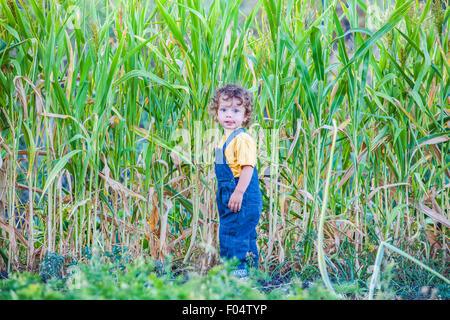 Porträt des 1-jährigen Jungen im Freien im Garten. Stockfoto