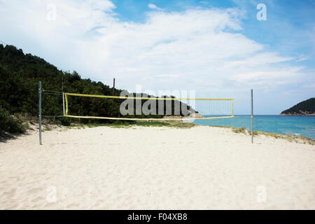 Beach-Volley-Feld mit Netz auf einem leeren Sandstrand Stockfoto