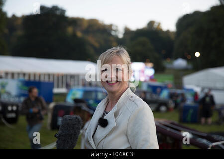 Ashton Gericht, Bristol, UK. 7. August 2015. Ashton, UK, 7. August 2015, BBC Wettermoderatorin Carol Kirkwood Sendungen live aus der Bristol International Balloon Fiesta 2015. Bildnachweis: Keith Larby/Alamy Live-Nachrichten Stockfoto