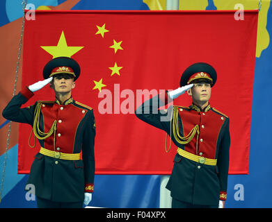 Kazan, Russland. 6. August 2015. Russische Soldaten begrüssen die chinesische Flagge während der Siegerehrung der 16. FINA Swimming World Championships in Kasan Arena in Kasan, 6. August 2015. Foto: Martin Schutt/Dpa/Alamy Live News Stockfoto